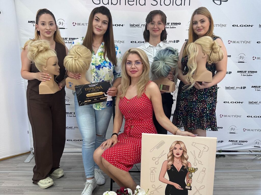 Absolvente ale Academiei cu lucrările pe manechin
