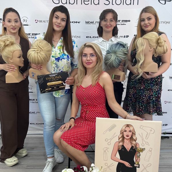 Absolvente ale Academiei cu lucrările pe manechin